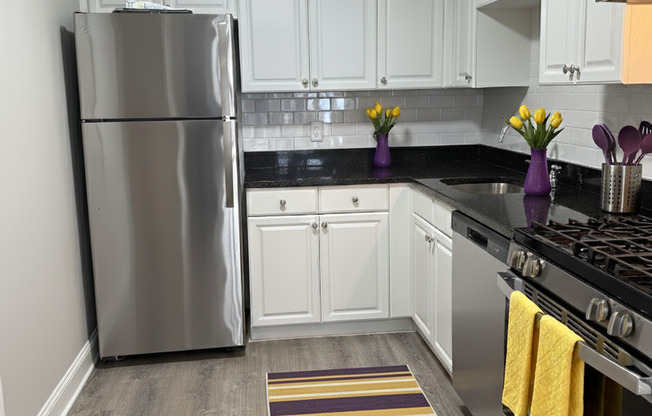 2 beds, 1 bath, 680 sqft, $2,300, Unit 27-25