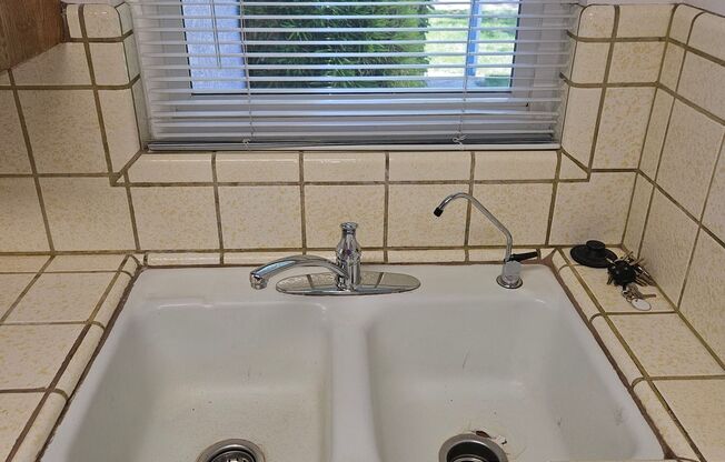 Charming 3 Bedroom, 2 Bath Home w/Large Backyard