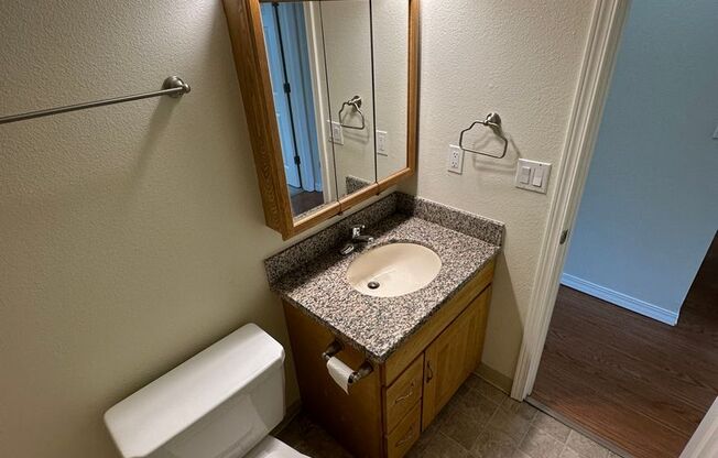 2 beds, 1 bath, 850 sqft, $1,600, Unit 34