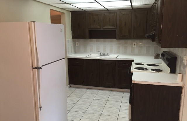 Large 3-2 apartment with central air and hookups for washer and dryer off Oakland Pk blvd