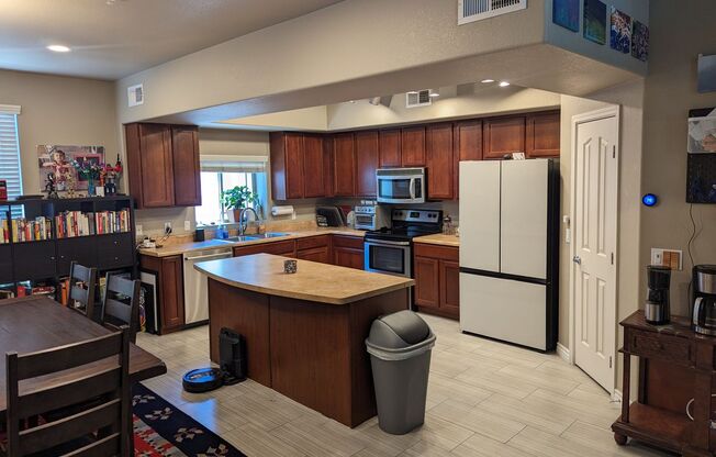 3 beds, 2.5 baths, $2,250, Unit unit 1290