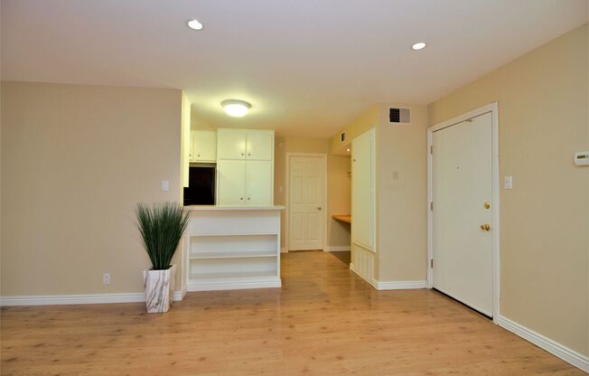 1 bed, 1 bath, $2,000, Unit C24