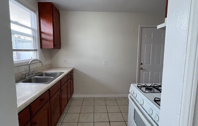 1 bed, 1 bath, 560 sqft, $1,475, Unit 1444 Chestnut Apt 15