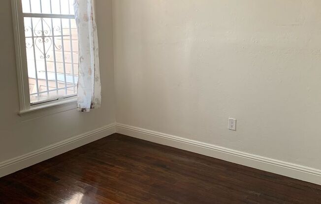 3 beds, 1 bath, $2,295, Unit Upper