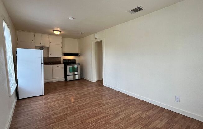 1 bed, 1 bath, 968 sqft, $550, Unit 424 W Green Avenue