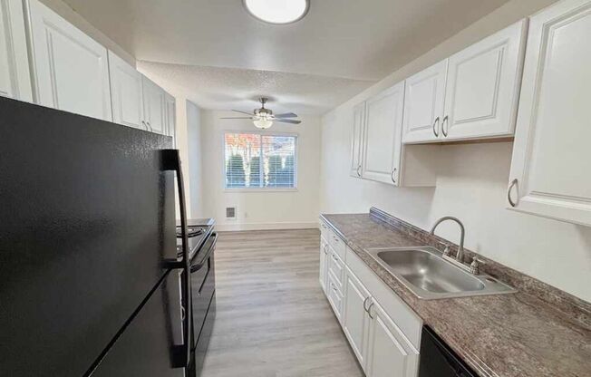 3 beds, 1 bath, 800 sqft, $1,595, Unit 52