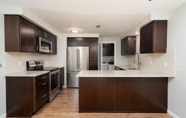 Charming 2bed/2bath Condo in Prime Kirkland Location!