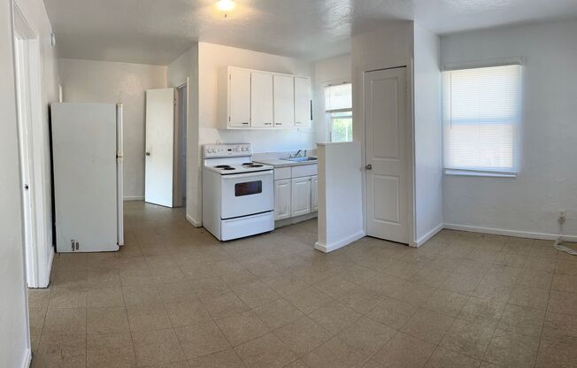 Cozy 2 Bedroom, 1 Bath Apartment in Charming Sarasota Duplex