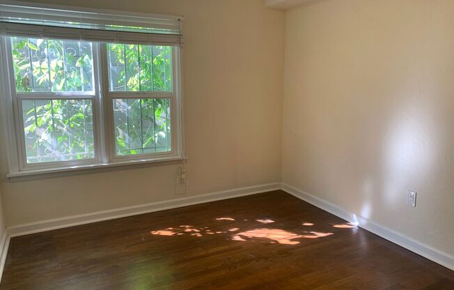 AUGUST FREE RENT! Gorgeous newly refinished hardwood flooring! 1Bed + Office next to Seattle University!