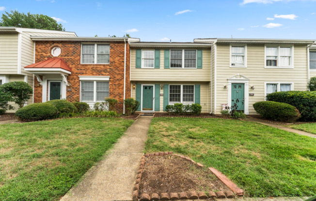 Newly Renovated 3 Bedroom 2.5 Bath Townhome in Laurel Lakes Available NOW!