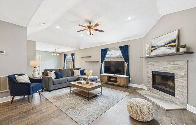 3 bed 2 bath home Available now!