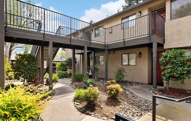 Beautiful Sawmill Commons Condo!