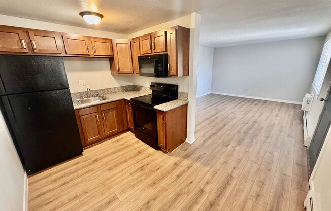 3 beds, 1 bath, 900 sqft, $1,640, Unit 1