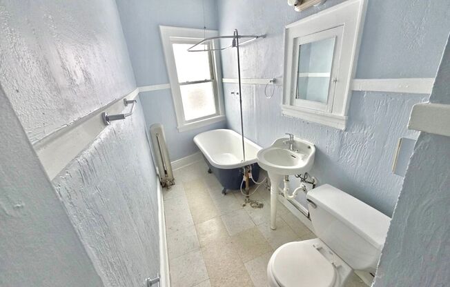 Beautiful Studio, 1 & 2 Bedroom Units near Lakewood. ONE MONTH RENT FREE !