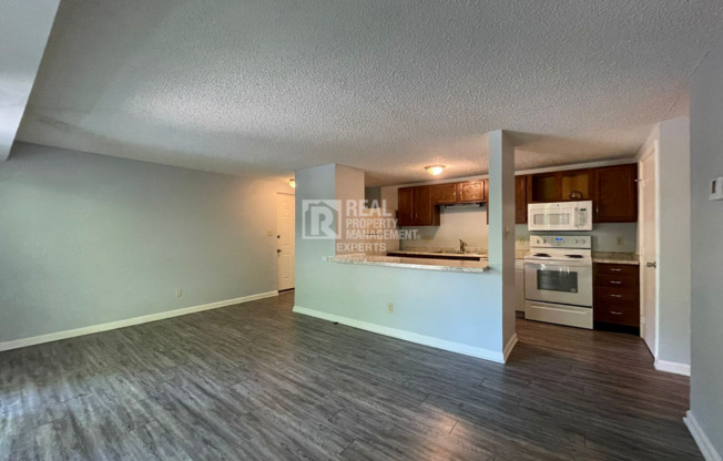 **MOVE IN SPECIAL!**Beautiful 2 Bed 2 Bath Condo close to UNCC!