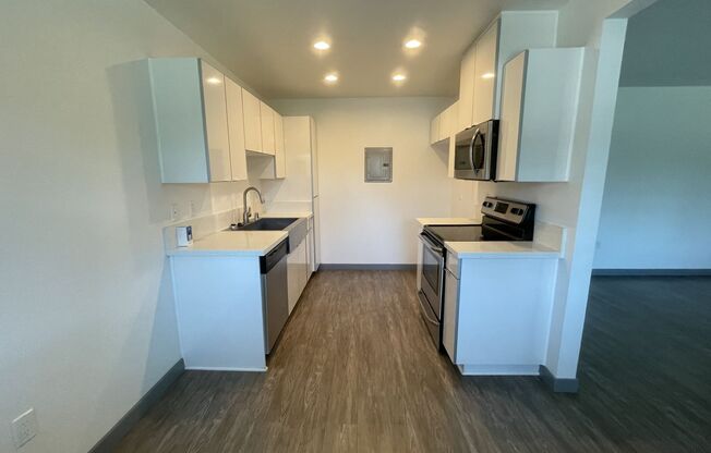 2 beds, 1 bath, 950 sqft, $2,990, Unit D032
