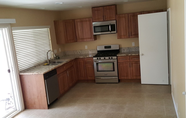 3bd 2.5ba House w/yard, garage