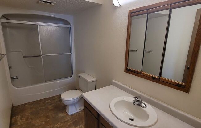 3 beds, 1 bath, 1,220 sqft, $1,299, Unit 816