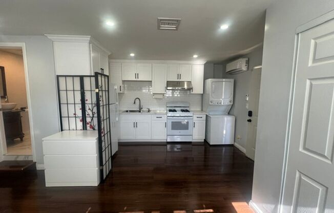 Charming Winnetka Studio (ADU)! Laundry In Unit!