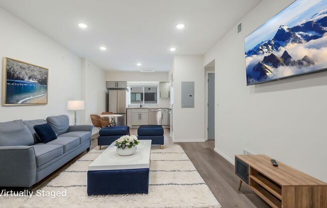 2 beds, 2 baths, 883 sqft, $2,750, Unit 4415 Chestnut - Large 2 Bedroom