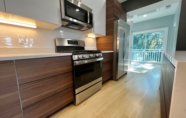Luxury 4 Bed/2 Bath, LAUNDRY IN-UNIT, Newly Renovated, Private Porch, Washington Square