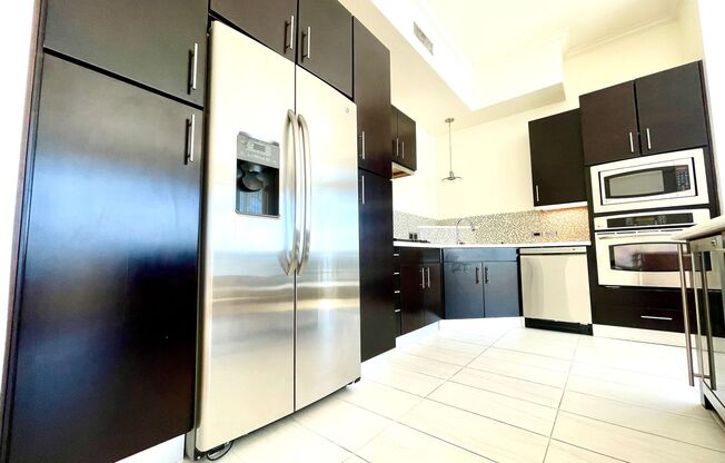 Highrise with view of Sphere