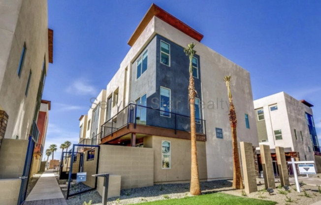 820 N 8TH Avenue