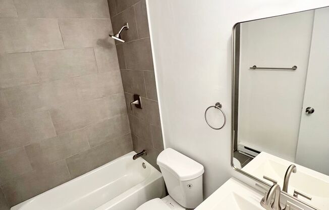 2 beds, 1 bath, $1,515, Unit 451 Frizzell Avenue Unit D R