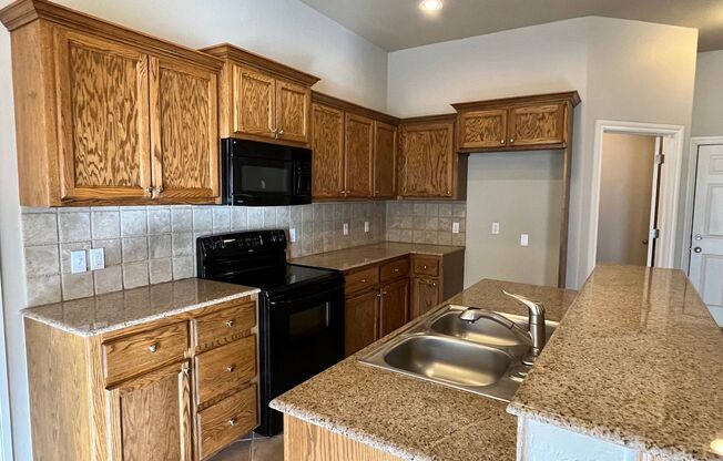 Wonderful 4 bed, 2 bath 3 car in Falcon Ridge of Edmond