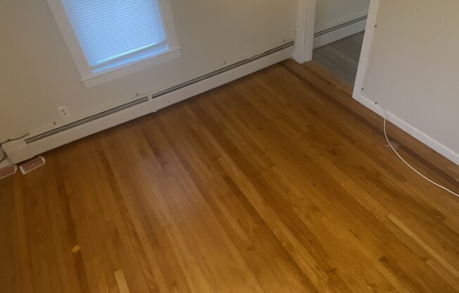 1 bed, 1 bath, $2,000, Unit 7