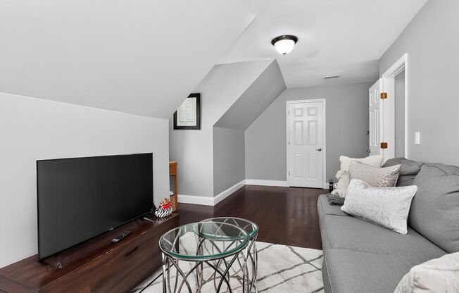 4 beds, 3.5 baths, $6,300