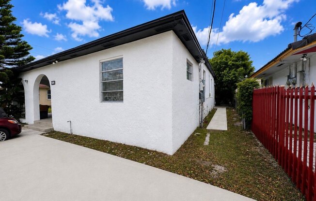 1041 NW 32 PL
