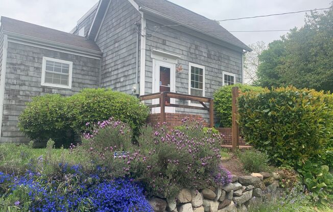 Darling Greenlake Bungalow ! 2 bed, 1.75 bath !