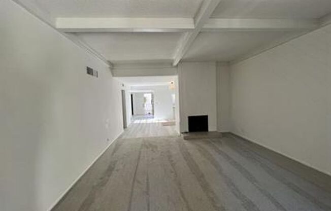 Spacious single story townhouse