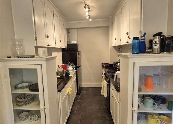 2 beds, 1 bath, 916 sqft, $4,000, Unit 27