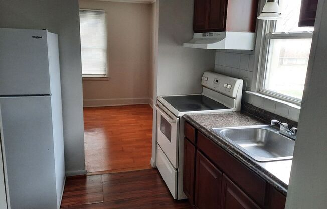 2 beds, 1 bath, $1,100