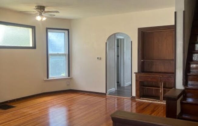 3 beds, 1 bath, $1,200, Unit 1843 W 3rd Street