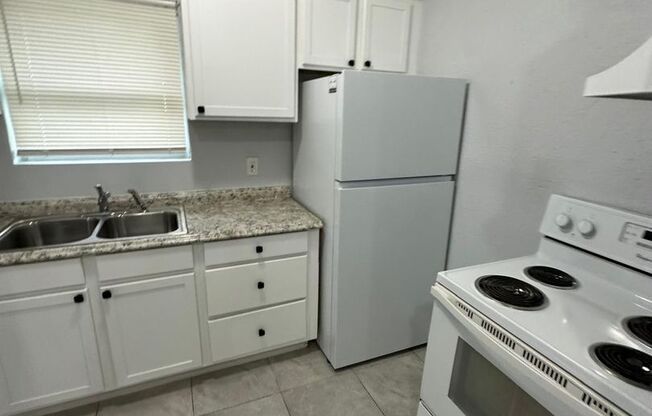 2 beds, 1 bath, 840 sqft, $950, Unit Unit 2