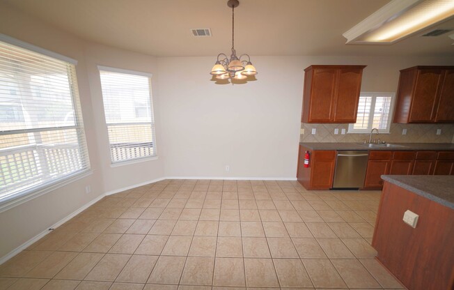 Lovely Spacious Home in the Coveted Falcon Ridge Neighborhood. - Agent Commission Offered: $600