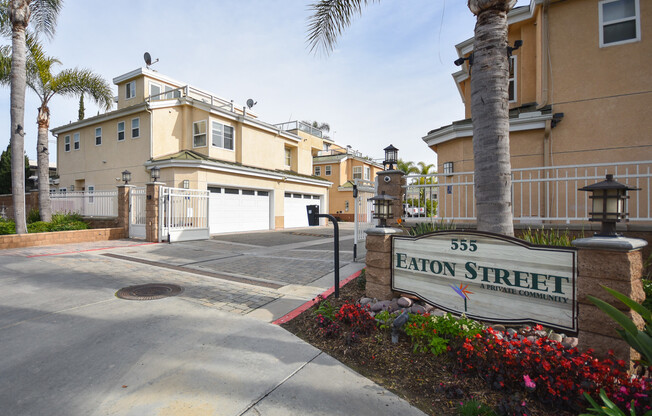 Beautiful condo blocks from the beach!