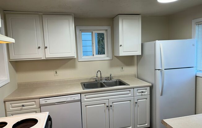 2 beds, 1 bath, $1,595