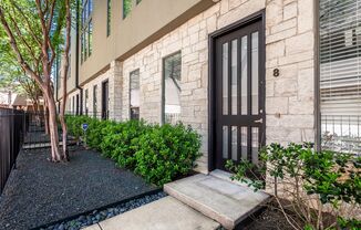 Spacious 3-Story Townhouse With Rooftop Deck Near Downtown