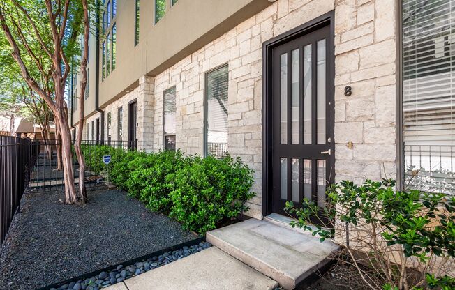 Spacious 3-Story Townhouse With Rooftop Deck Near Downtown