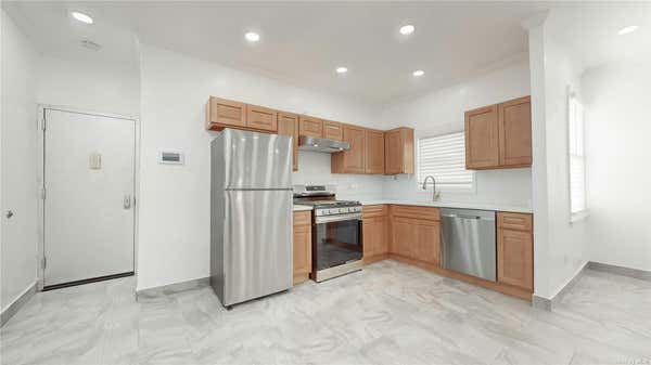 2 beds, 1 bath, $2,900, Unit 2R