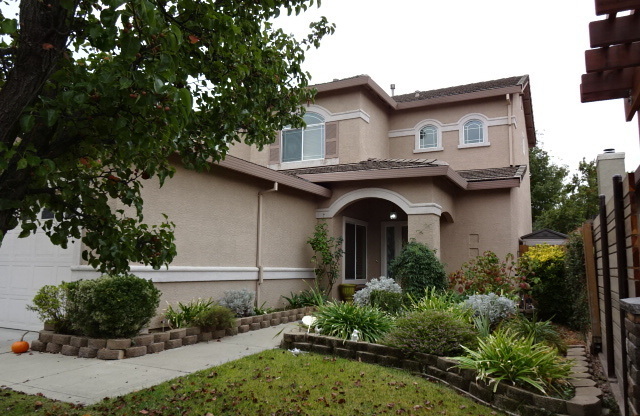 NICE TWO STORY HOME IN ROSEVILLE NEAR BULJAN MIDDLE SCHOOL!