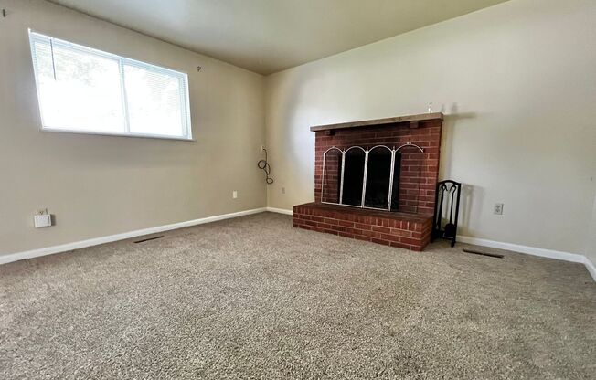 **Charming 2-Bedroom Downstairs Unit in Prime Fort Collins Location**