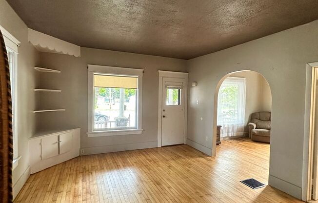 4 Bed Room 2 Bath Big Yard
