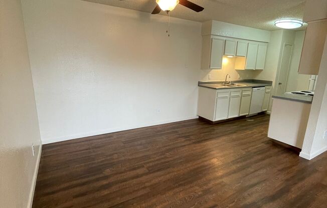 2 beds, 1 bath, 993 sqft, $1,595, Unit 13-18