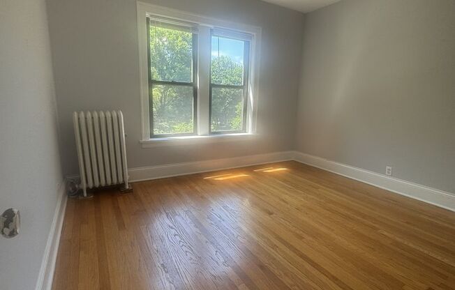 3 beds, 1 bath, 825 sqft, $2,695, Unit 2121-27-3A