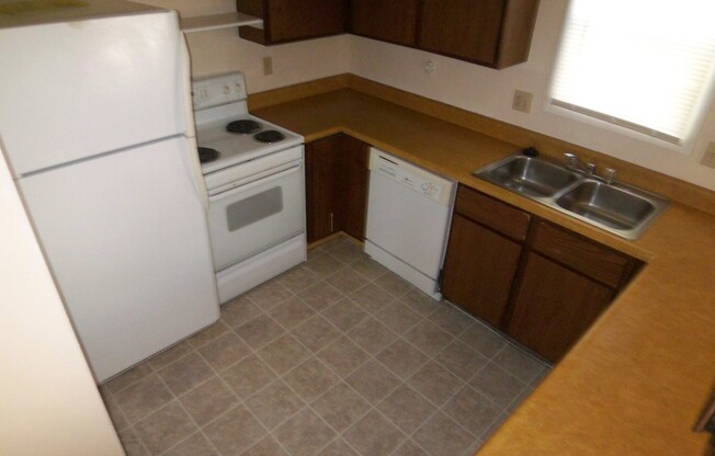 SPACIOUS 3 BEDROOM w/ IN UNIT LAUNDRY!-1238 Michigan Ave